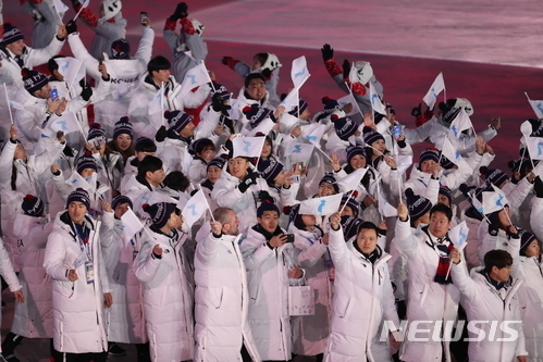 2018 평창 동계올림픽 개막식이 열린 9일 오후 강원도 평창 올림픽스타디움에서 한반도기를 들고 우리나라 선수와 북한 선수단이 공동입장하고 있다. (사진=뉴시스 제공)