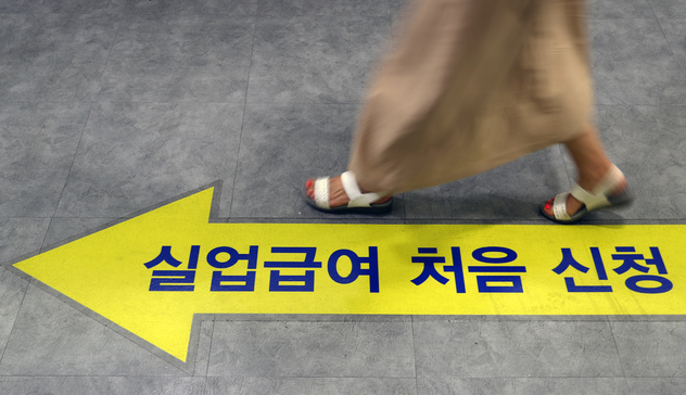 고용노동부에 따르면 고용보험 가입자가 1433만3000명으로 전년 동월 대비 46만2000명(3.3%) 증가하고, 실업급여 지급액은 1조944억원으로 5개월 연속 1조원대 지출을 이어가는 것으로 알려진 이튿날인 13일 서울서부고용복지플러스센터를 찾은 구직자가 상담을 받으러 가고 있다.(사진=뉴시스 제공)