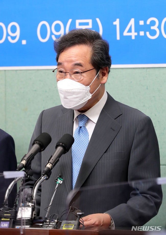 이낙연 더불어민주당 대선 경선 후보가 9일 전북 전주시 전북도의회 브리핑룸을 방문해 '전북지역 공약 발표 기자회견'을 열고 질의에 답변하고 있다.(사진=뉴시스 제공)