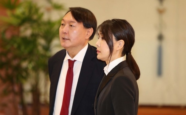  윤석열 신임 검찰총장과 부인 김건희 씨가 지난 2019년 7월25일 청와대 본관에서 열린 당시 검찰총장 임명장 수여식에 자리하고 있다.(사진=뉴시스 제공)