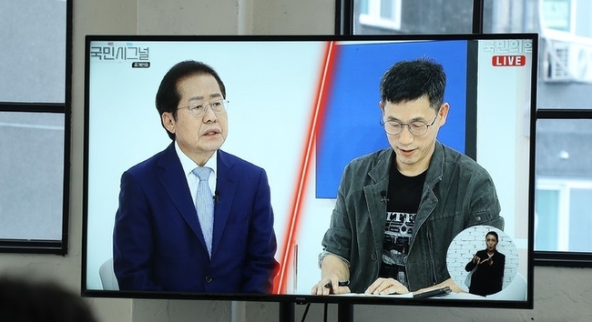 지난 9일 서울 금천구 즐스튜디오에서 열린 국민의힘 대선 경선 후보 국민 시그널 공개면접에 참가한 홍준표(왼쪽) 예비후보가 진중권 전 동양대 교수의 면접을 받고 있다.(사진=뉴시스 제공)