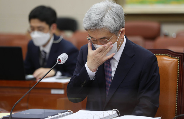 고승범 금융위원장이 지난달 27일 오전 서울 여의도 국회 정무위원회 전체회의에서 열린 인사청문회에 출석해 청문회 시작을 기다리고 있다.(사진=뉴시스 제공)