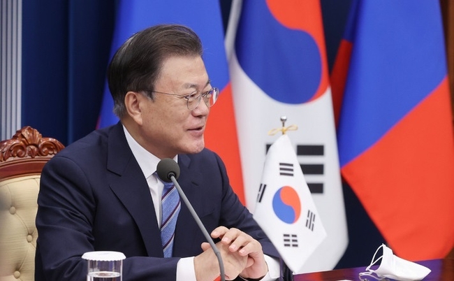  문재인 대통령이 10일 청와대 영상회의실에서 우흐나 후렐수흐 몽골 대통령과 화상 정상회담을 하며 인사말을 하고 있다.(사진=뉴시스 제공)