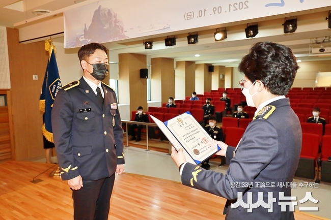 10일 박경순 평택해양경찰서장(오른쪽)이 제68주년 해양경찰의 날을 맞아 최광호 경위에게 국무총리 표창을 전수하고 있다.