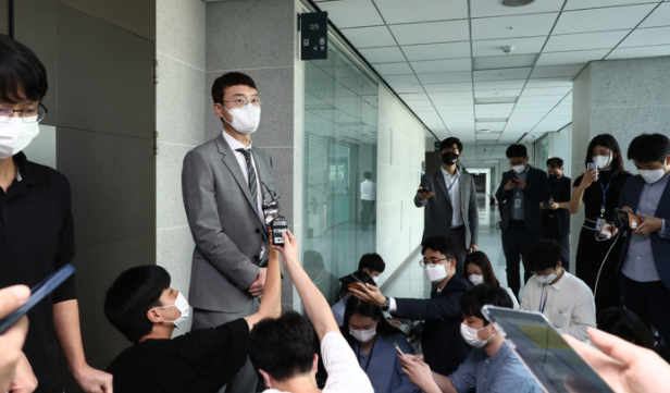 김웅 국민의힘 의원이 10일 고위공직자범죄수사처(공수처)로부터 '검찰 고발 사주' 의혹 관련해 압수수색을 당하고 있는 서울 영등포구 국회의원회관 자신의 의원실 앞으로 나와 입장을 밝히고 있다.(사진=뉴시스 제공)