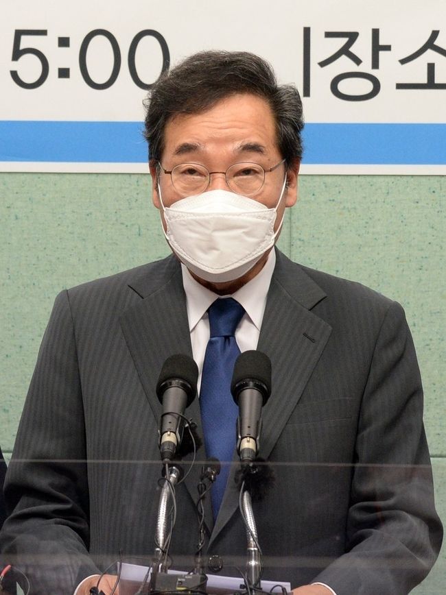 이낙연 더불어민주당 대선 경선 후보가 10일 전북 전주시 전북도의회 브리핑룸을 방문해 긴급 기자회견을 열고 질의에 답변하고 있다.