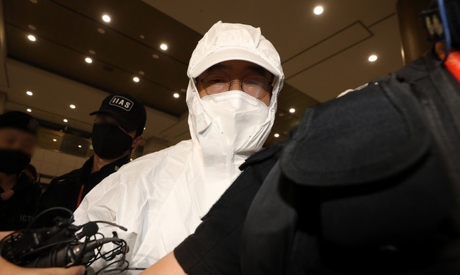 광주 동구 학동4구역 주택재개발정비사업 철거건물 붕괴 참사 직후 해외로 도피했던 문흥식 전 5·18구속부상자회장이 11일 오후 인천국제공항 제1터미널을 통해 귀국해 광주로 압송되고 있다. (사진=뉴시스 제공)
