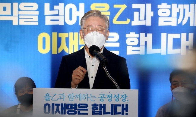 국회사진기자단 = 더불어민주당 대권주자인 이재명 경기지사가 10일 서울 마포구 소재 한 식당에서 '을 권리보장 공약'을 발표하고 있다.