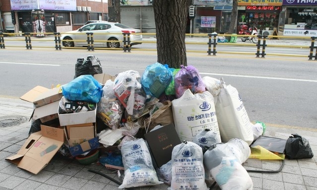 지난해 추석 연휴 직후인 10월4일 오후 강원 춘춘시 운교동 길거리 한 켠에 생활쓰레기들이 쌓여있다.
