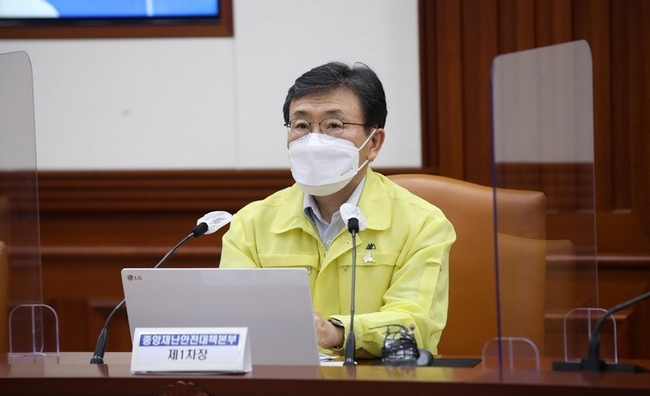 권덕철 중앙재난안전대책본부 1차장(보건복지부 장관)이 12일 오후 서울 종로구 정부서울청사에서 열린 코로나19 중대본 회의에서 발언하고 있다.