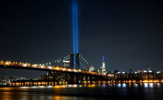 9·11 테러 20주년을 맞아 11일(현지시간) 6.4㎞ 상공까지 뉴욕의 밤 하늘을 물들인 2개의 푸른 빛 기둥. 무너진 세계무역센터(WTC) 쌍둥이 빌딩을 상징하는 이 '빛의 헌사'(Tribute in Light)는 매년 9월11일 연례행사로 열리고 있다. 