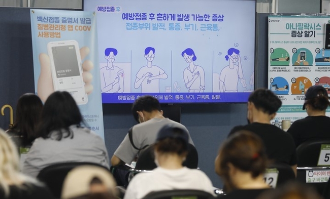 코로나19 백신 접종 완료자가 누적 1,940만 6,809명으로 집계돼 완료율 37.8%를 기록한 10일 서울 서대문구 예방접종센터를 찾은 시민이 접종 후 이상반응을 관찰하고 있다.