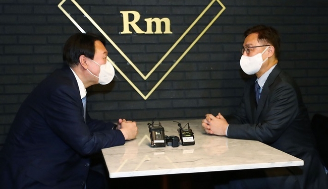 국민의힘 윤석열(왼쪽), 최재형 대선 경선 예비후보가 12일 서울 여의도 글래드 호텔에서 정권의 정치공작과 국정원의 대선 개입 의혹 문제에 대처하기 위해 회동을 하고 있다. (사진=뉴시스 제공)