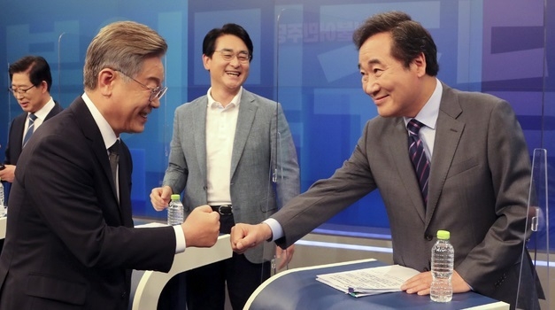 이재명 경기도지사와 이낙연 전 대표가 8일 오후 서울 중구 TV조선 스튜디오에서 열린 TV조선, 채널A 공동 주관 토론회에 참석해 인사를 나누고 있다. 더불어민주당은 9일부터 후보자를 6명으로 좁히는 컷오프(예비경선)을 시작해 11일 6명으로 확정할 예정이다.(사진=뉴시스 제공)