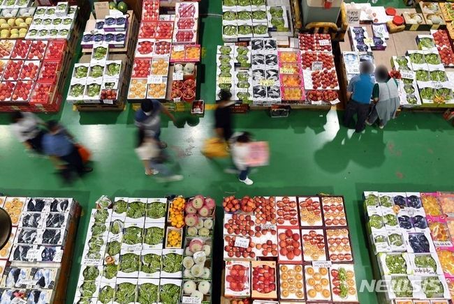 추석 연휴를 1주일 정도 앞둔 12일 부산 해운대구 반여농산물도매시장을 찾은 시민들이 제수용 및 선물용 과일을 구입하고 있다. (사진=뉴시스 제공)