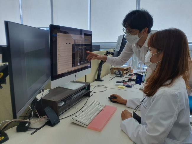 ㈜에이치이엠파마 직원들이 미생물 통합관리 시스템 LIMS(Lab Information Management System)를 살펴보고 있다. (사진=㈜에이치이엠파마 제공)