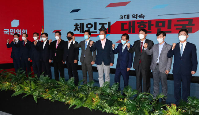 국민의힘 대선 예비후보들이 지난 7일 서울 강서구 마곡동 ASSA빌딩 방송스튜디오에서 열린 국민의힘 '제20대 대통령후보 1차 경선 후보자 3대 정책공약 발표'에 참석해 기념촬영을 하고 있다. 왼쪽부터 원희룡, 장기표, 최재형, 황교안, 안상수, 박찬주, 장성민, 박진, 홍준표, 윤석열, 하태경, 유승민 후보. (사진=뉴시스 제공)