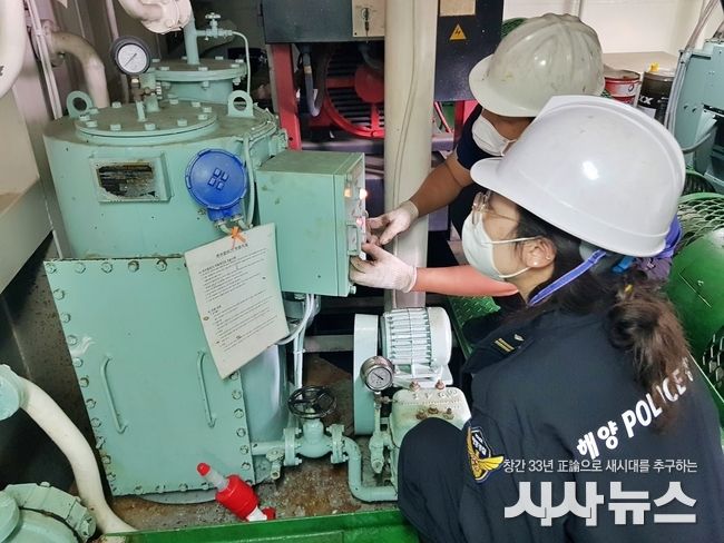 평택해양경찰서 해양오염방제과 직원들이 오염물질 배출 행위자를 찾기 위해 선박 기관실을 조사하고 있다.