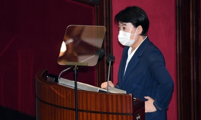 윤희숙 국민의힘 의원이 13일 서울 여의도 국회에서 열린 본회의에서 본인의 사직안 상정을 앞두고 신상 발언하고 있다. (사진=뉴시스 제공)