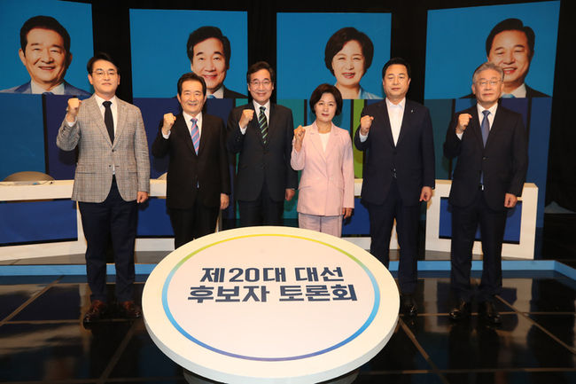 더불어민주당 대권주자들이 7일 오후 대구 수성구 TBC에서 열린 제20대 대통령선거 경선 후보 토론회에 앞서 기념촬영을 하고 있다. 박용진(왼쪽부터), 정세균, 이낙연, 추미애, 김두관, 이재명 후보.(사진=뉴시스 제공)