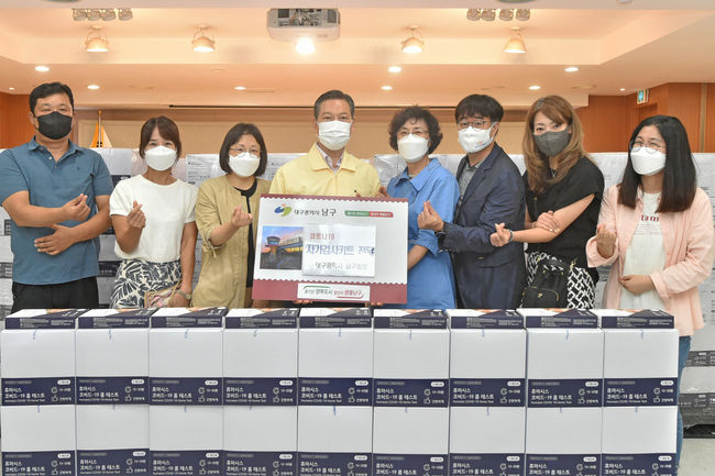 대구 남구청이 지난 13일 본부장인 조재구 남구청장은 추석명절 직원 및 시설종사자에게 자가검사키트를 배부했다.