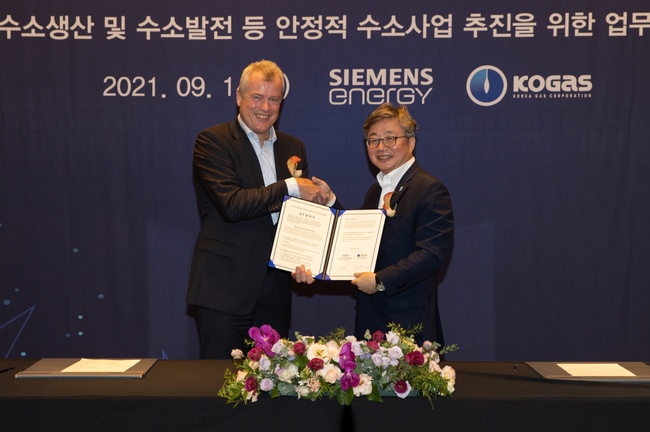 한국가스공사가 독일 지멘스에너지와 ‘그린수소 생산 및 수소 발전 등 안정적 수소사업 추진을 위한 업무협약’을 체결했다(오른쪽 채희봉 가스공사 사장)