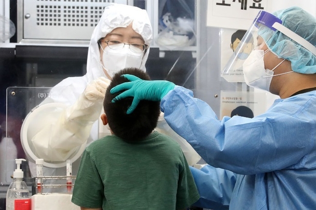 코로나19 신규 확진자가 1,892명으로 집계된 지난 10일 오전 서울 송파구보건소 선별진료소에서 의료진이 검체를 채취하고 있다. (사진=뉴시스 제공)