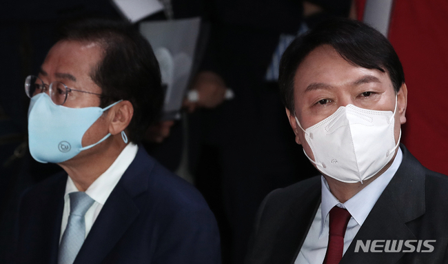 지난 7일 오후 서울 강서구 ASSA빌딩 방송스튜디오에서 열린 국민의힘 대선 경선 후보 '체인지 대한민국, 3대 약속' 발표회에서 홍준표, 윤석열 후보가 행사 시작을 기다리며 생각에 잠겨 있다. (사진=뉴시스 제공)