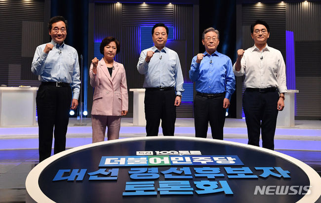 더불어민주당 이낙연(왼쪽부터), 추미애, 김두관, 이재명, 박용진 대선 경선 후보가 14일 오후 서울 마포구 상암동 MBC 사옥에서 열린 100분 토론에 앞서 기념촬영하고 있다. (사진=뉴시스 제공)