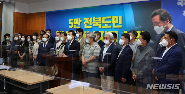 신복지전북포럼 관계자들이 7일 전북 전주시 전북도의회 브리핑룸에서 '이낙연 더불어민주당 대선 경선 후보 지지 선언' 기자회견을 열고 질의에 답변하고 있다. (사진=뉴시스 제공)