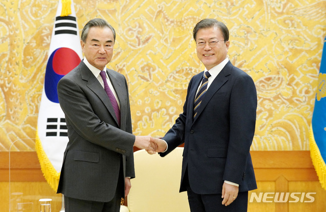문재인 대통령이 26일 오후 청와대에서 왕이(王毅) 중국 외교담당 국무위원 겸 외교부장을 접견하고 있다. (사진=뉴시스 제공)