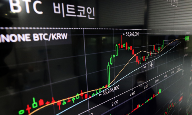 대체불가능토큰(NFT) 시장이 활황을 보이며 이더리움을 비롯한 암호화폐가 상승세를 보인 2일 오후 서울 용산구 코인원 고객센터 모니터에 암호화폐 시세가 표시되고 있다. 이러한 상승세는 이더리움 네트워크를 통해 거래되는 NFT 시장의 활황으로 수수료를 챙긴 이더리움이 급등했고, 이더리움이 급등하자 다른 암호화폐도 일제히 상승한 것으로 풀이된다.(사진=뉴시스 제공)