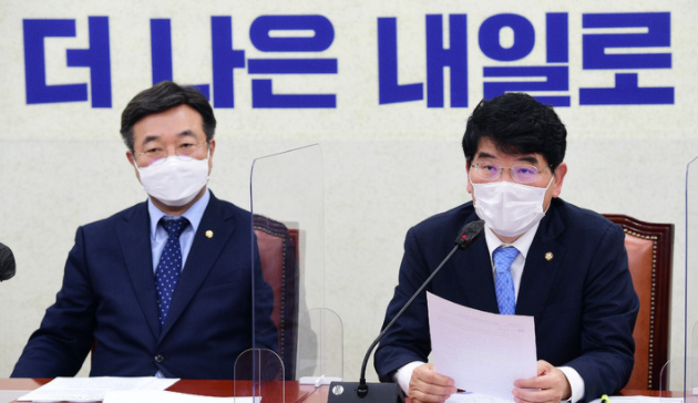 박완주(오른쪽) 더불어민주당 정책위의장이 7일 국회에서 열린 원내대책회의에서 발언을 하고 있다. (사진=뉴시스 제공)