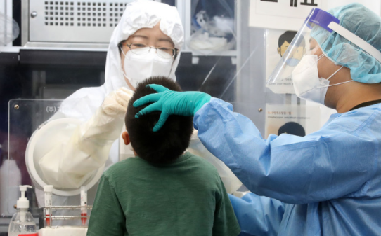 10일 오전 서울 송파구보건소 선별진료소에서 의료진이 검체를 채취하고 있다.(사진=뉴시스 제공)