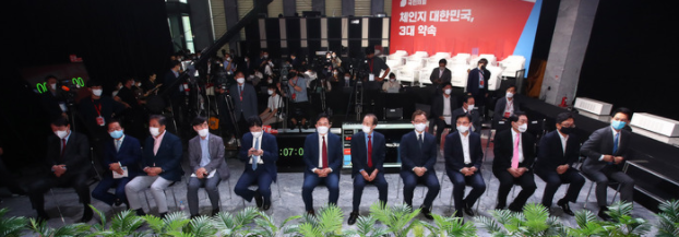 국민의힘 대선 예비후보들이 7일 서울 강서구 마곡동 ASSA빌딩 방송스튜디오에서 열린 국민의힘 '제20대 대통령후보 1차 경선 후보자 3대 정책공약 발표'에 참석해 있다. 왼쪽부터 윤석열, 홍준표, 박진, 하태경, 유승민, 원희룡, 장기표, 최재형, 황교안, 안상수, 박찬주, 장성민 예비후보.(사진=뉴시스 제공)