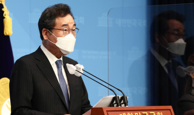 더불어민주당 대선 경선 후보인 이낙연 의원이 14일 국회 소통관에서 기자회견을 열고 '미혼 한부모 등 정책 - 내 아이를 지켜주는 나라' 정책을 발표하고 있다.(사진=뉴시스 제공)