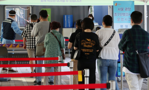 코로나19 신규 확진자가 2,080명으로 집계된 15일 오전 서울 중구 서울광장 임시선별검사소에서 시민들이 검사를 받기 위해 대기하고 있다.(사진=뉴시스 제공)