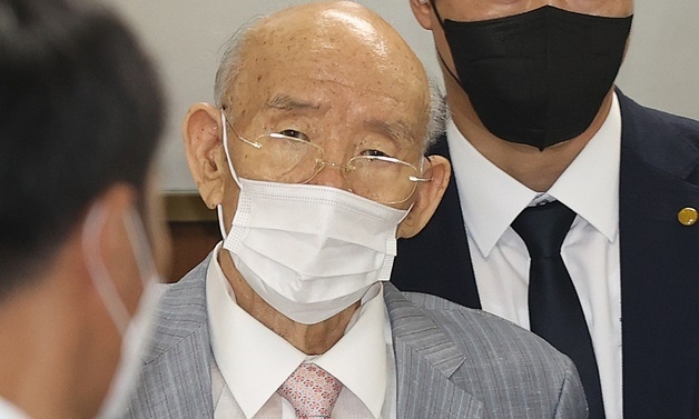 전두환씨가 고(故) 조비오 신부 사자명예훼손 혐의에 대한 항소심 재판을 받은 뒤 부축을 받으며 8월9일 오후 광주 동구 광주법원을 나가고 있다.(사진=뉴시스 제공)