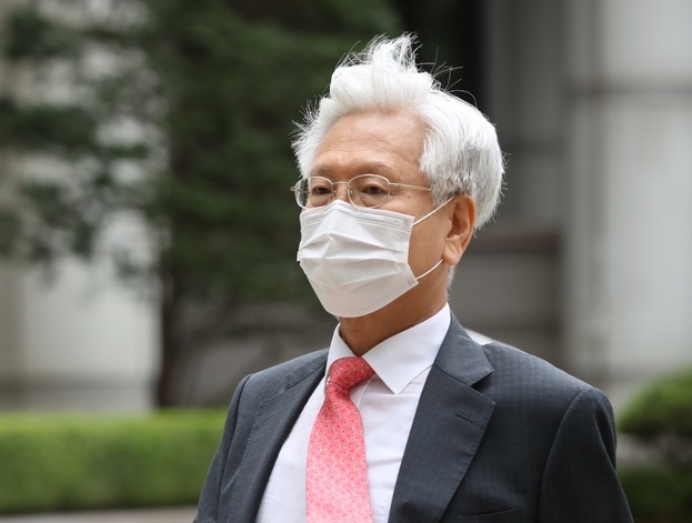 문재인 대통령을 '공산주의자'로 표현해 명예훼손 혐의로 기소된 고영주 전 방송문화진흥회 이사장이 지난해 8월27일 항소심 공판 출석을 위해 서울 서초동 서울중앙지방법원으로 들어서고 있다. (사진=뉴시스 제공)