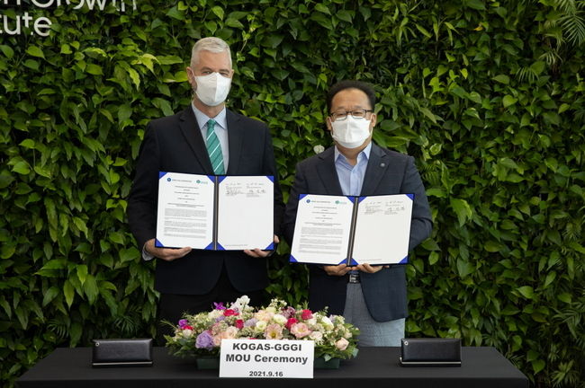 한국가스공사가 글로벌녹색성장기구(GGGI)와 인도네시아 등 그린수소 사업 개발 유망 국가에서의 공동 협력을 위한 양해각서를 체결했다(오른쪽 양진열 가스공사 수소사업본부장)
