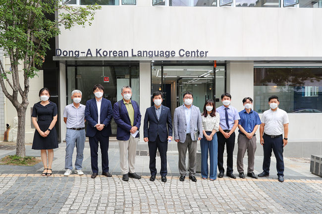 이해우(왼쪽에서 네 번째) 총장과 동아대 국제교류처, 건설관리본부 등 관계자들이 동아한국어학당 개관 기념촬영을 하고 있다.
