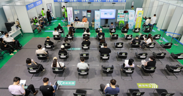 16일 오후 서울 서대문구 북아현체육문화센터에 마련된 코로나19 백신예방접종센터를 찾은 시민들이 접종을 마친 후 이상반응 관찰을 위해 대기하고 있다. 이날 0시기준 국내에서 코로나19 백신을 한 차례 이상 접종한 사람은 3458만2174명으로 정부가 추석 전 목표로 세운 전체 인구의 70%(3594만4382명 이상)1차 접종은 이번 주중으로 달성될 것으로 보인다.(사진=뉴시스 제공)