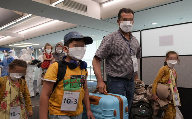 아프가니스탄에서 한국 정부 활동을 지원해온 아프간 현지인 직원 및 배우자 ,미성년 자녀, 부모 등 378여 명이 26일 오후 인천국제공항을 통해 입국하고 있다.(사진=뉴시스 제공)