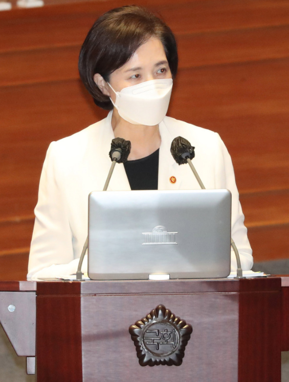 유은혜 사회부총리 겸 교육부 장관이 16일 서울 여의도 국회 본회의장에서 열린 교육·사회·문화 분야 대정부질문에서 질의에 답변하고 있다.(사진=뉴시스 제공)