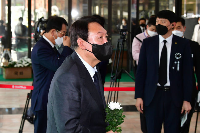 윤석열 국민의힘 경선 후보가 15일 서울 여의도순복음교회 1층 베다니홀에 마련된 고 조용기 원로목사 빈소에서 조문을 하고 있다. / 사진제공=뉴시스