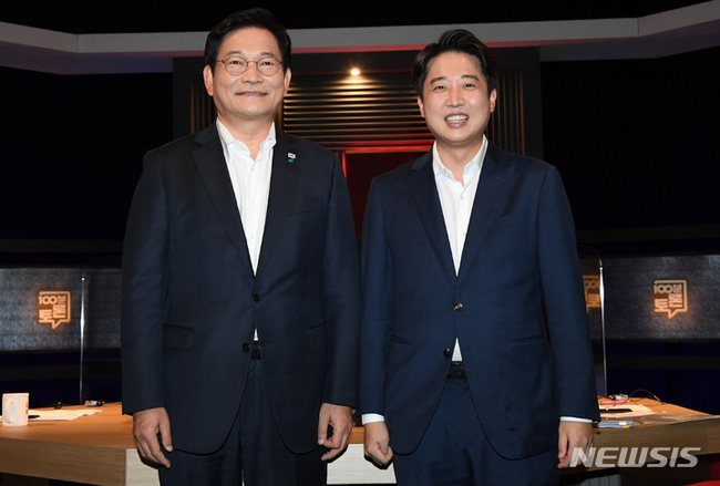 송영길 더불어민주당 대표, 이준석 국민의힘 대표가 16일 서울 상암동 MBC에서 열린 '추석특집 여야 당대표 토론, 민심을 읽다' 100분 토론 전 기념촬영을 하고 있다. (사진=뉴시스 제공)