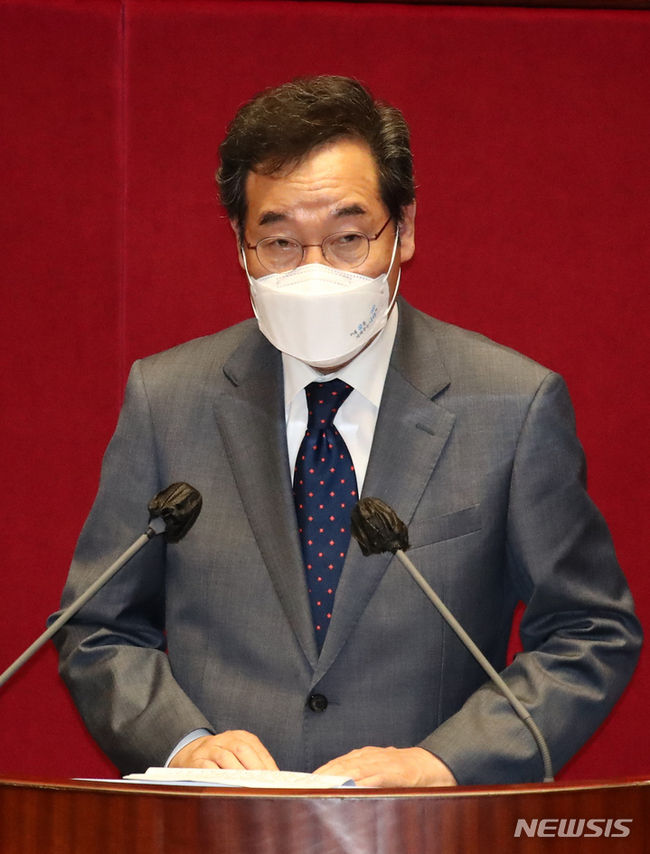 15일 국회에서 열린 본회의에서 더불어민주당 이낙연 의원이 본인의 사직안 상정에 앞서 신상발언을 하고 있다. (사진=뉴시스 제공)