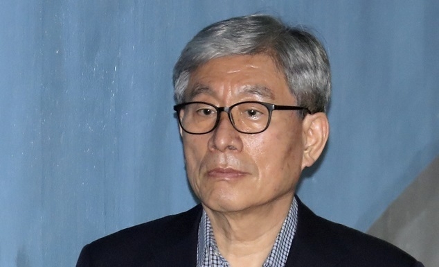 원세훈 전 국정원장이 지난 2019년 5월17일 오후 서울 서초구 서울중앙지법에서 열린 '특활비 뇌물’ 관련 8차 공판에 출석하고 있다. (사진=뉴시스 제공)