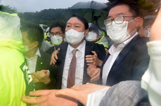  윤석열 국민의힘 대선 경선 후보가 지난 17일 오전 경북 구미시 상모동 박정희 전 대통령 생가를 찾아 분향을 마친 뒤 박근혜 전 대통령 구속에 항의하는 보수단체 회원들이 대거 몰리자, 경찰의 호위를 받으며 생가를 나오고 있다.(사진=뉴시스 제공)