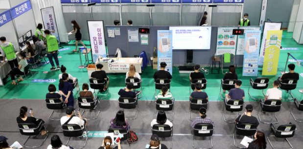 추석 연휴 전 1차 접종률 70% 목표 달성을 앞둔 17일 오전 서울 서대문구 북아현체육문화센터에 마련된 코로나19 백신예방접종센터에서 백신 접종자들이 이상반응 모니터링을 위해 대기하고 있다.(사진=뉴시스 제공)